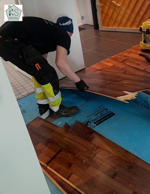Kiinteistöhuolto KS-Service Oy:n työntekijä lattian remontoinnissa.